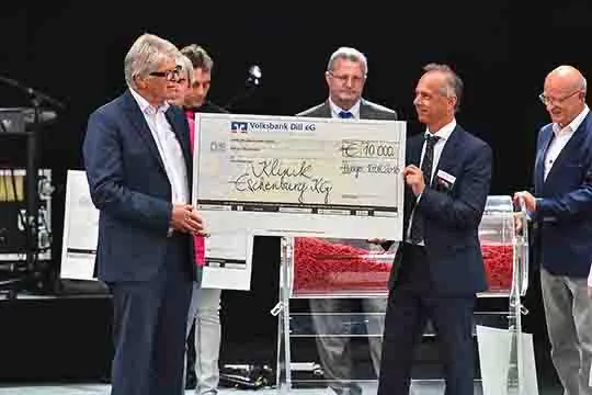 Dr. Friedhelm Loh übergab beim Familienfest der Unternehmensgruppe die Spenden von je 10.000 Euro an Dr. Thomas Klein, Leiter der Klinik Eschenburg (1. Reihe, 3.v.r.), Udo Bretthauer, Vorsitzender des Fördervereins der Gewerblichen Schulen in Dillenburg (vorn, r.) und Carsten Geiß-Preuschoff, Vorsitzender von Sing&Act e.V. (1. Reihe, 2.v.l.). Friedemann Hensgen, Vorstandsvorsitzender der Rittal Foundation (1.Reihe, r.), stellte die Projekte sowie die Highlights aus 5 Jahren Rittal Foundation vor rund 6.500 Besuchern des Familienfests vor. Foto: Rittal GmbH & Co. KG